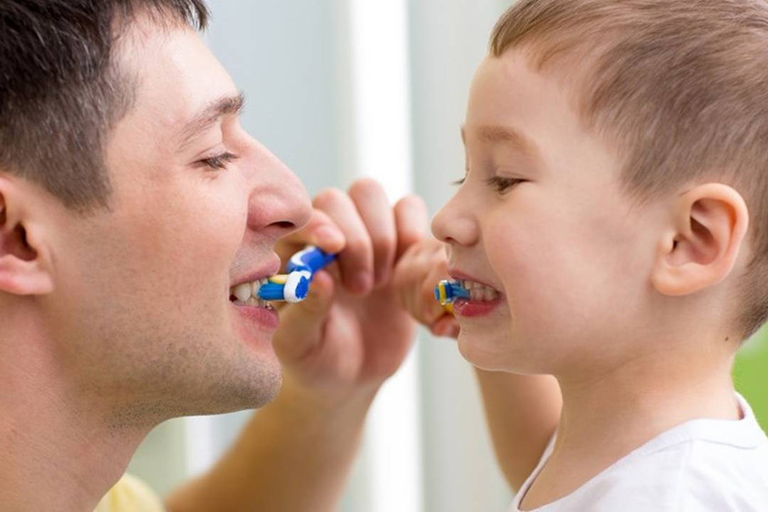 Папа и сын чистят зубы